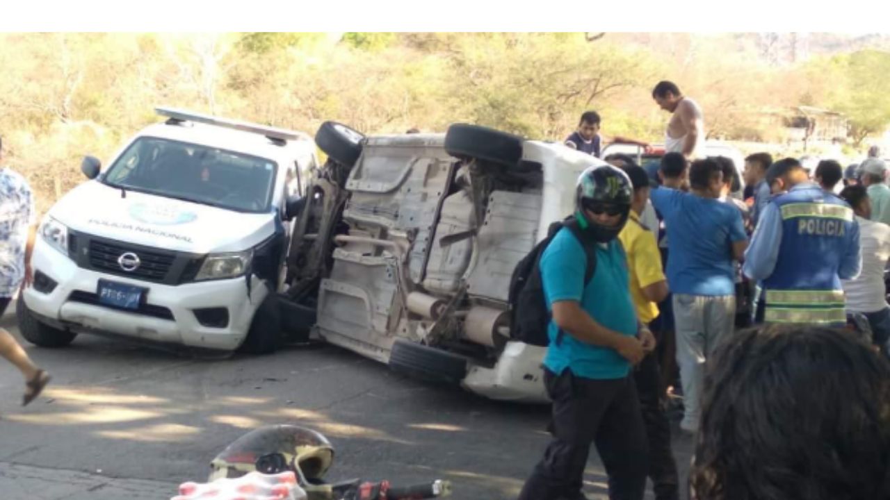 Vídeo: Conductora volcó tras intentar rebasar a una patrulla policial en Choluteca