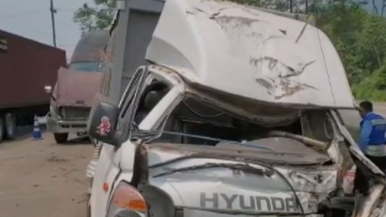 Rastra desenfrenada impactó contra un camión en Choloma, Cortés; tres pasajeros están gravemente heridos