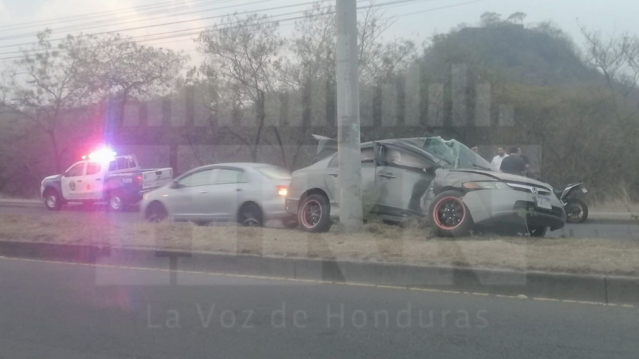 En Comayagüela hombre impacta vehículo contra poste de luz y sale ileso