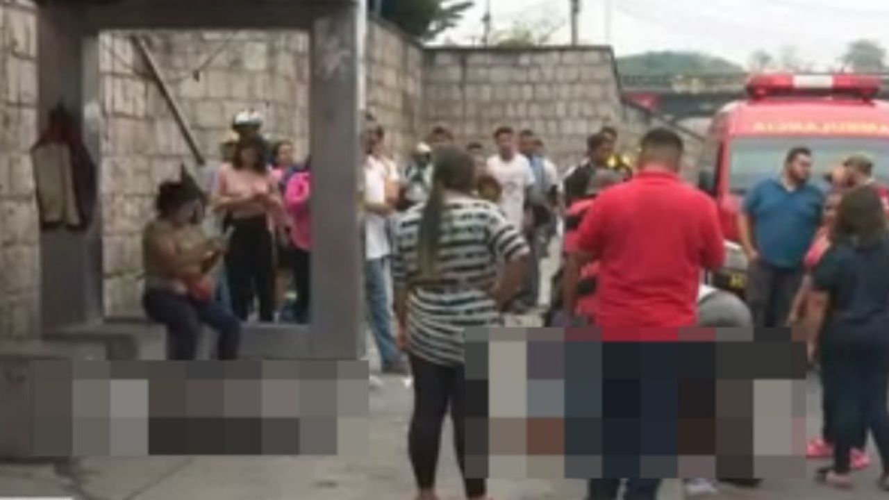 A plena luz del día, matan a dos jóvenes en una parada de buses en la capital