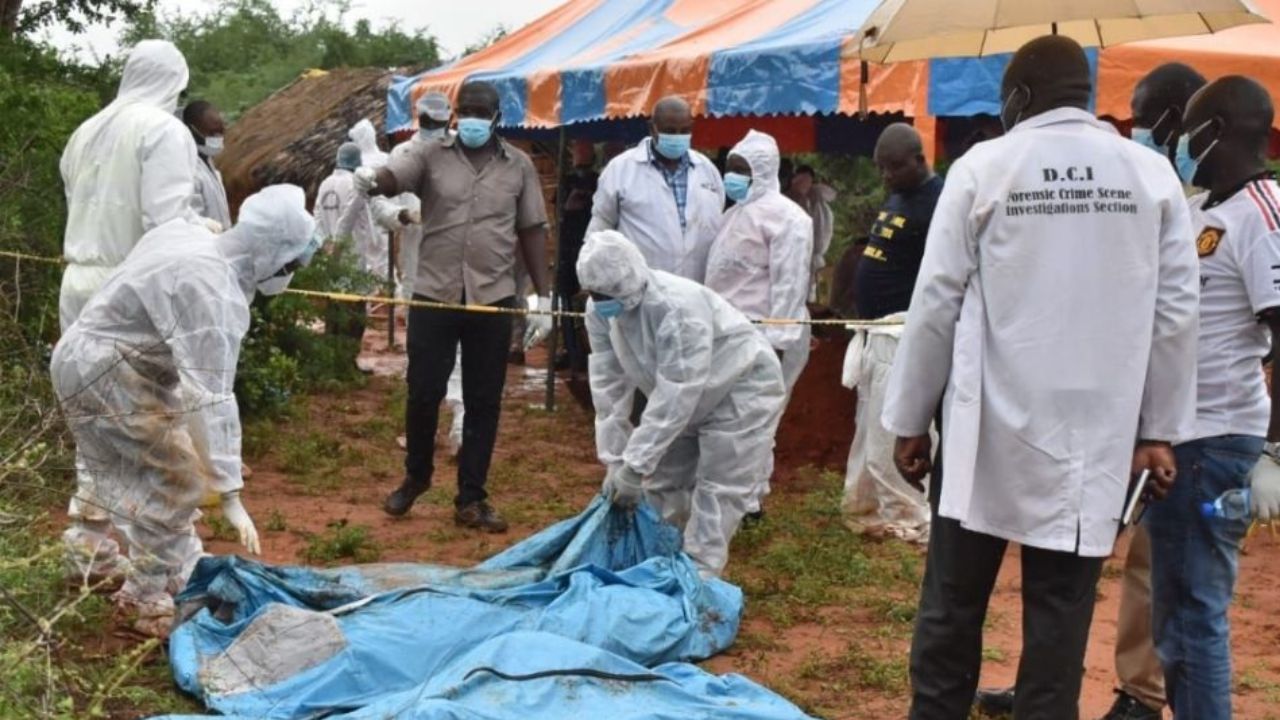 Hallan 21 cuerpos en fosas clandestinas en terrenos de un líder religioso