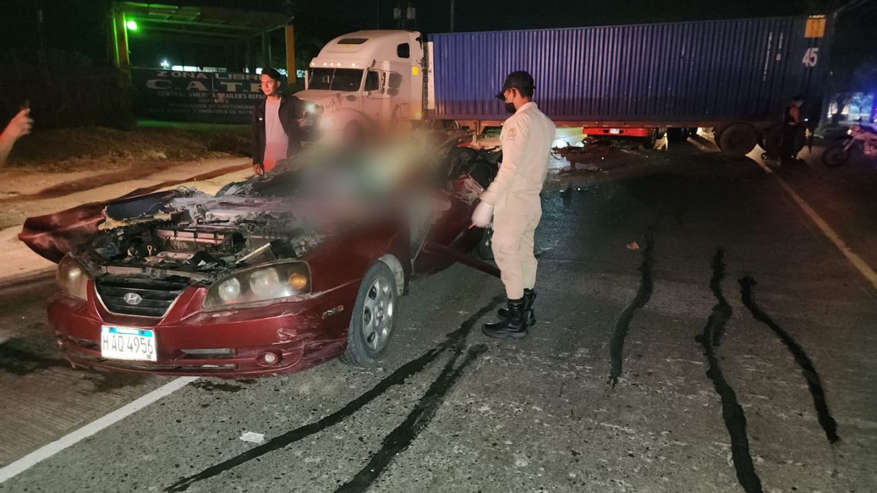 Hondureño muere trágicamente; su vehículo pasó por debajo de rastra en Cortés