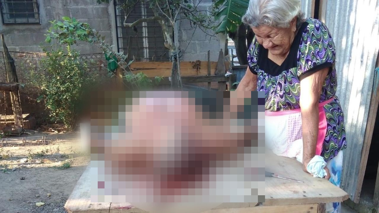 Desgarradora imagen: hondureña llora a su hijo asesinado en bulevar de Yoro