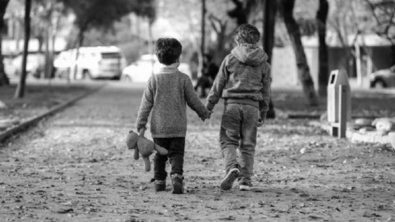 Madre con cáncer terminal abandonó a sus hijos de 4 y 6 años; dejó conmovedor mensaje