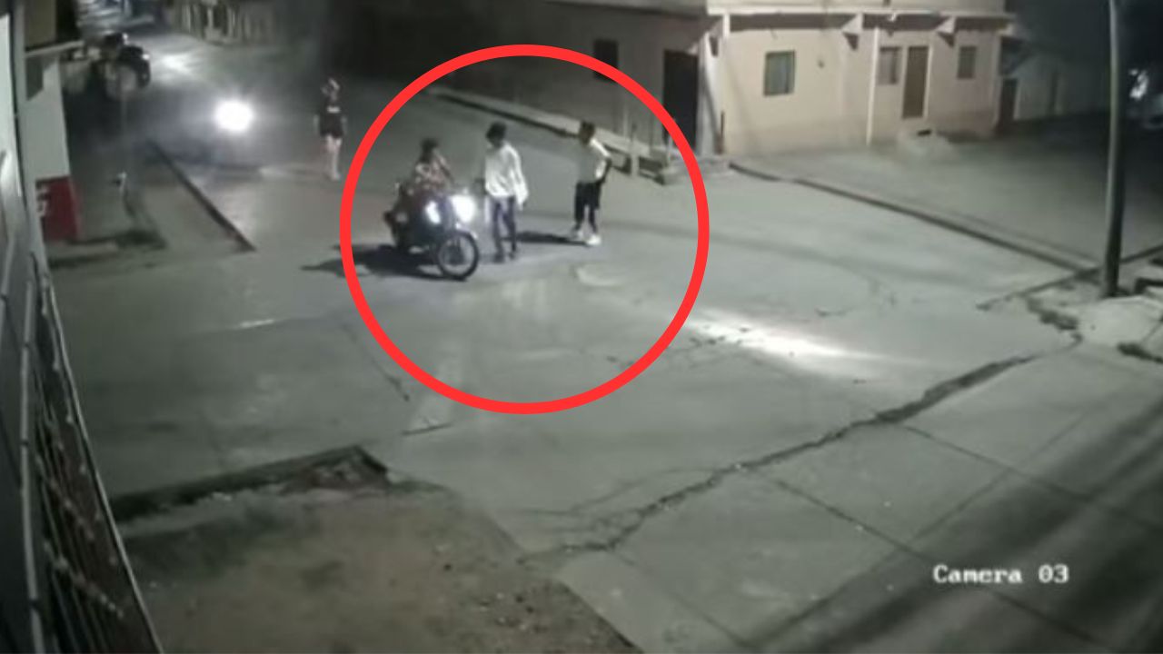 Vídeo capta cómo sujetos acechan durante la madrugada para robar motos en Honduras