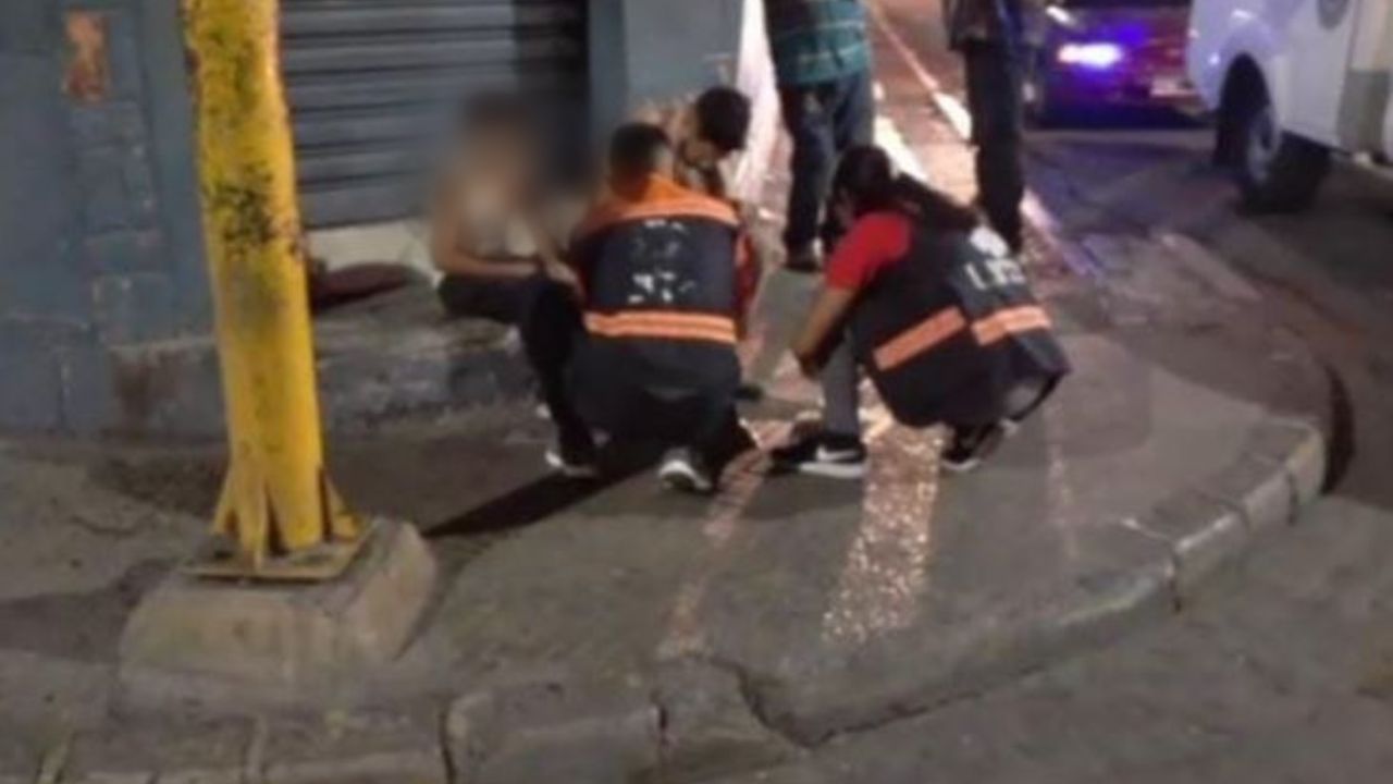 Motociclista ebrio y su hijo sufren accidente en Comayagüela; no se percató de señal de semáforo