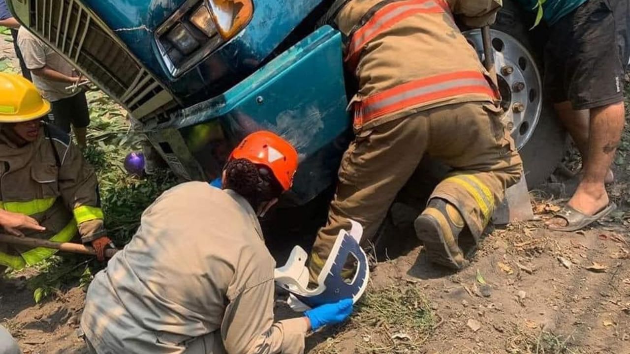 Bebé de 9 meses muere arrollado por rastra en Cortés; su madre lo cargaba a la espera de bus