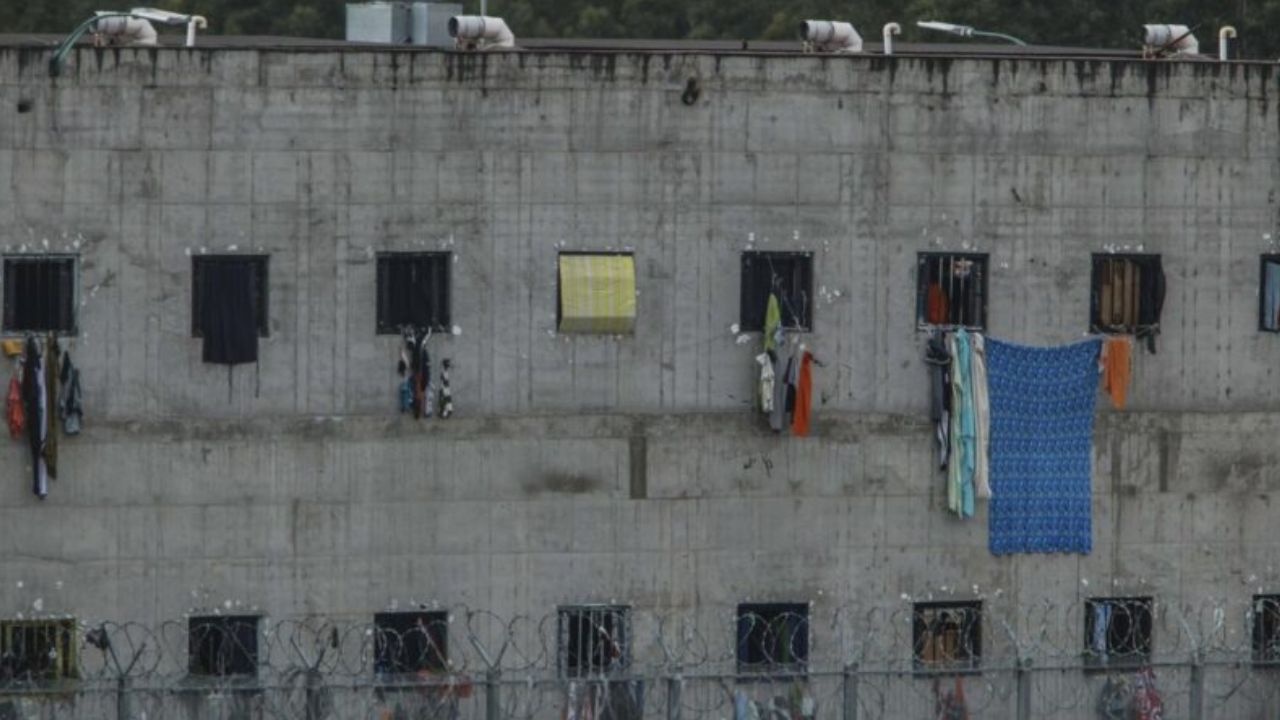 Hallan a seis reos colgados en cárcel de Ecuador; utilizaron sábanas y ropa para matarlos