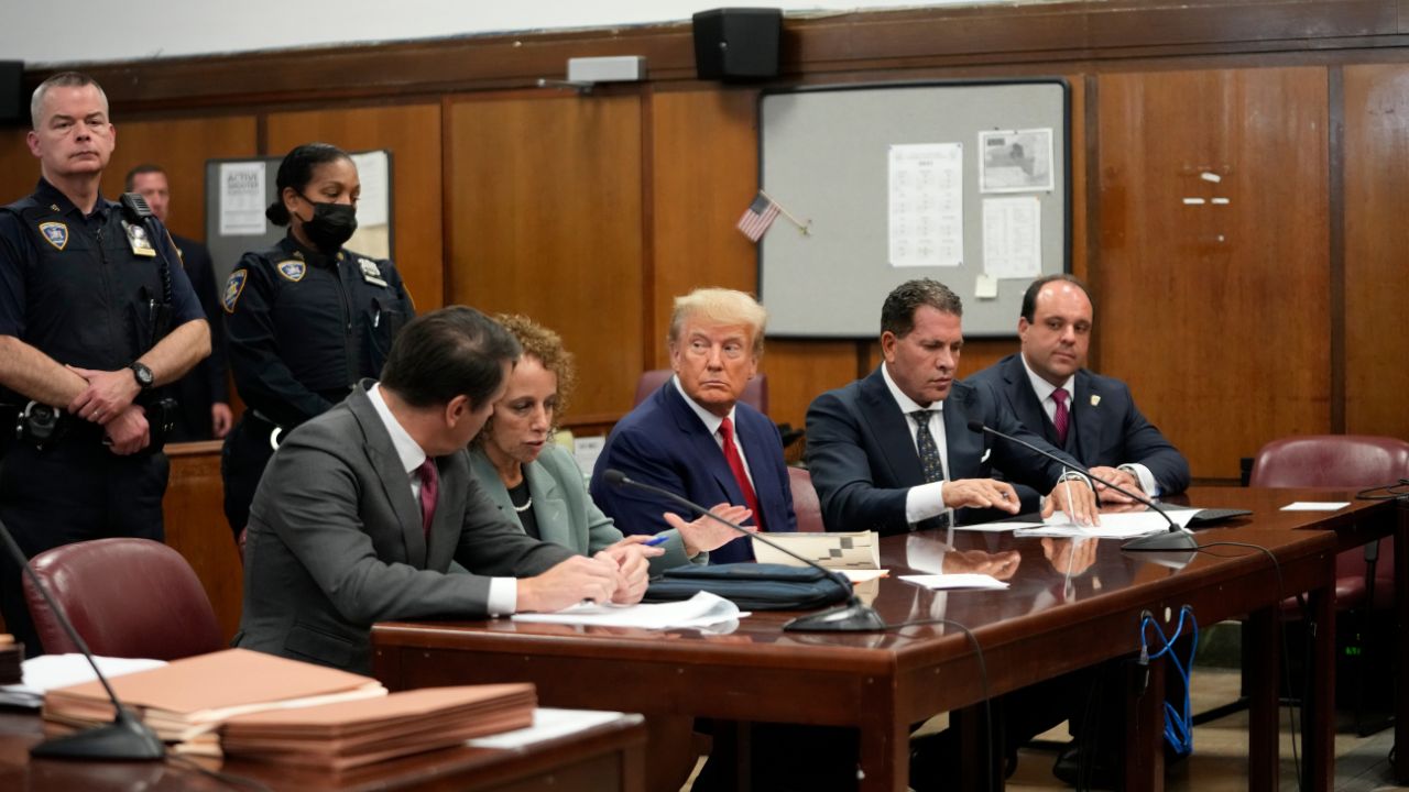 Defensa de Trump reprocha credibilidad de mujer que lo denuncia por violación