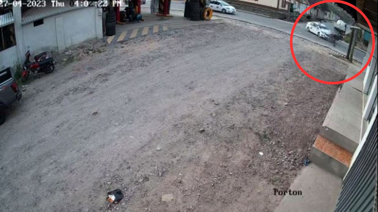 Vídeo: motociclista sale volando al impactar contra taxi en Siguatepeque