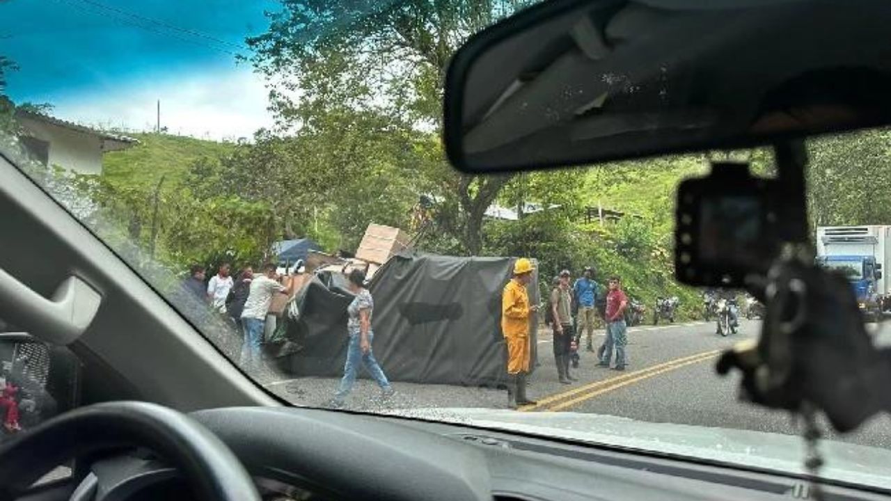 Dos hermanitos  mueren arrollados por camión sin frenos; iban para la escuela