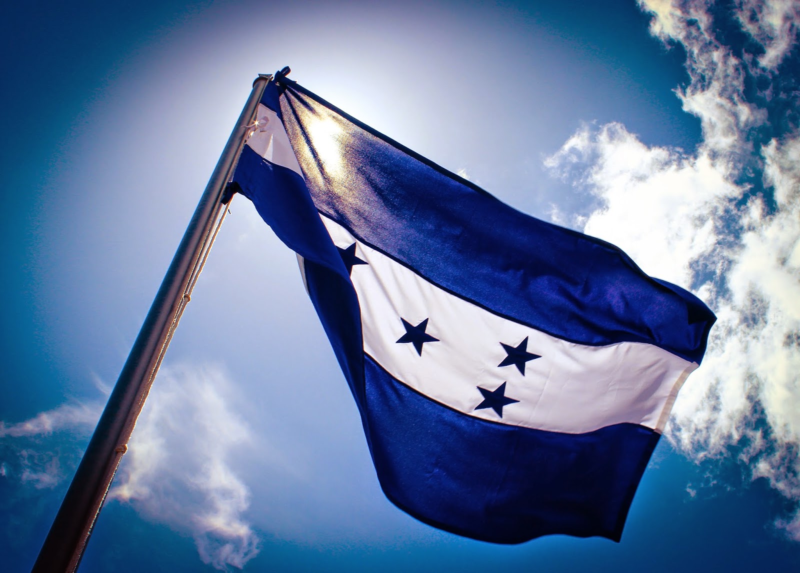 Editorial HRN: ¿Honduras, rumbo a modelos políticos fracasados?