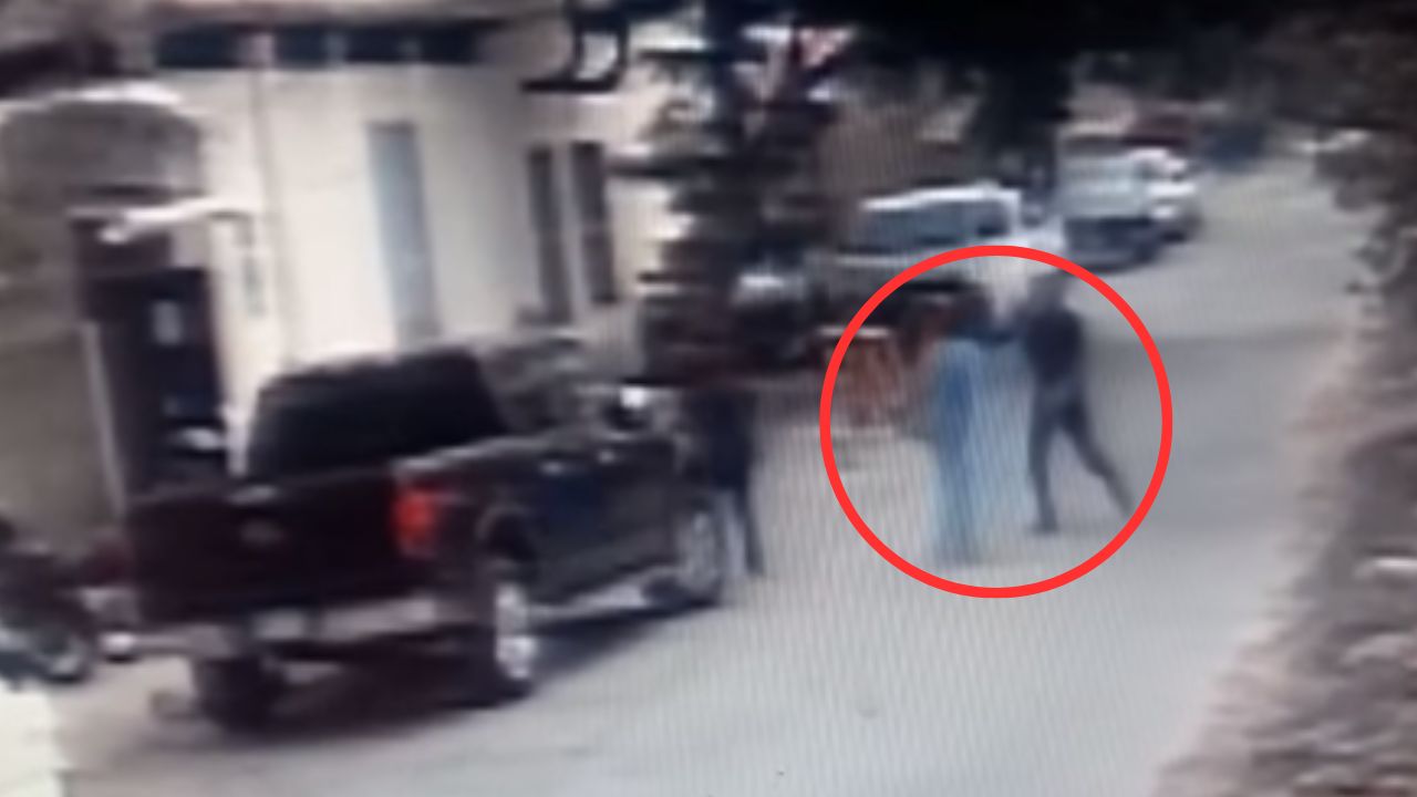 VIDEO: Supuestos doctores protagonizan pelea afuera del IHSS de San Pedro Sula
