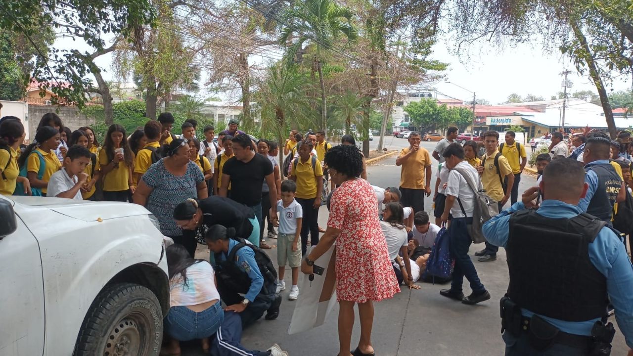 Conductor atropella a dos estudiantes cerca de un colegio en La Ceiba