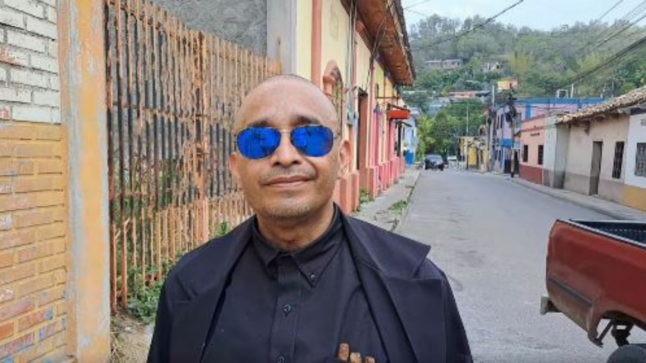 VÍDEO: 'No me tengan miedo', misterioso hondureño vestido de negro cumple solidaria misión