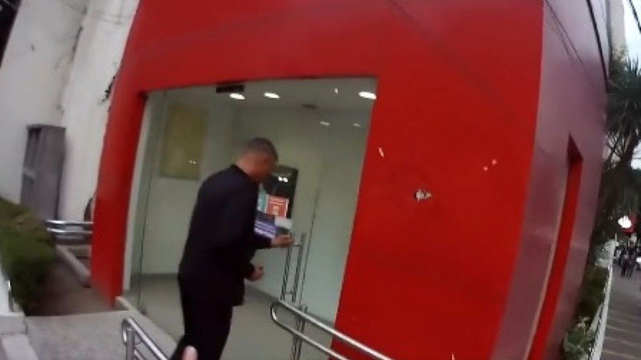 VÍDEO: ladrones acorralan a sus víctimas en cajeros automáticos