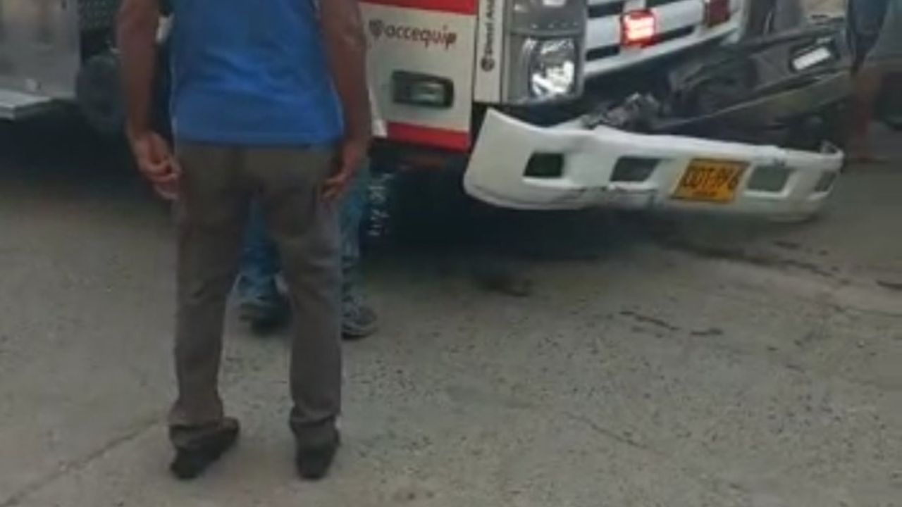 VÍDEO: Camión de bomberos atropella a madre e hija; se cruzaron en medio de emergencia