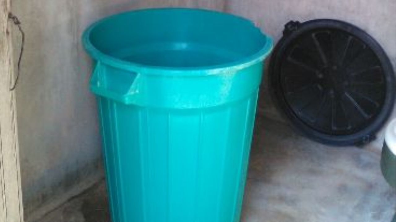 Dentro de un barril con agua encuentran muerto a un bebé; sospechan de la mamá