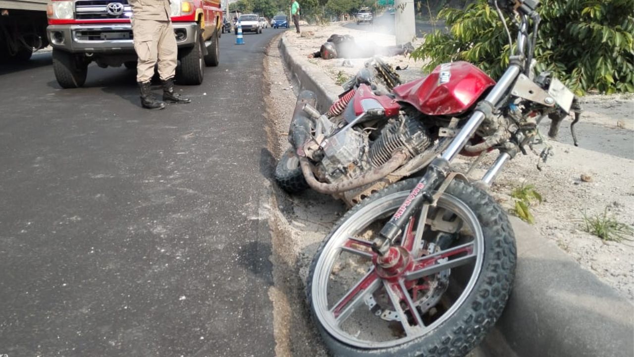 Imagen de Motociclista muere tras chocar contra poste de energía en el bulevar Fuerzas Armadas, Tegucigalpa