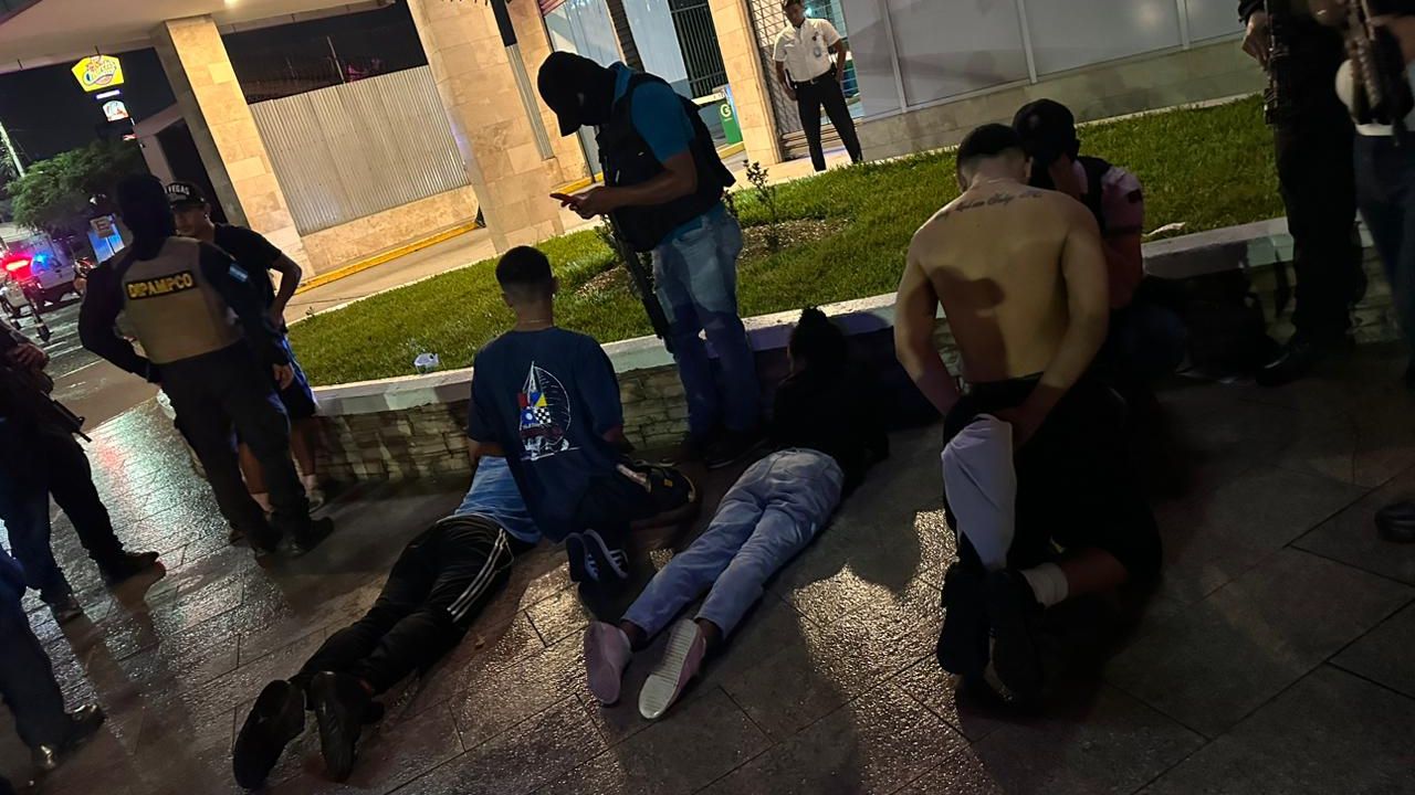 Frente a centro comercial capitalino detienen a supuestos pandilleros armados