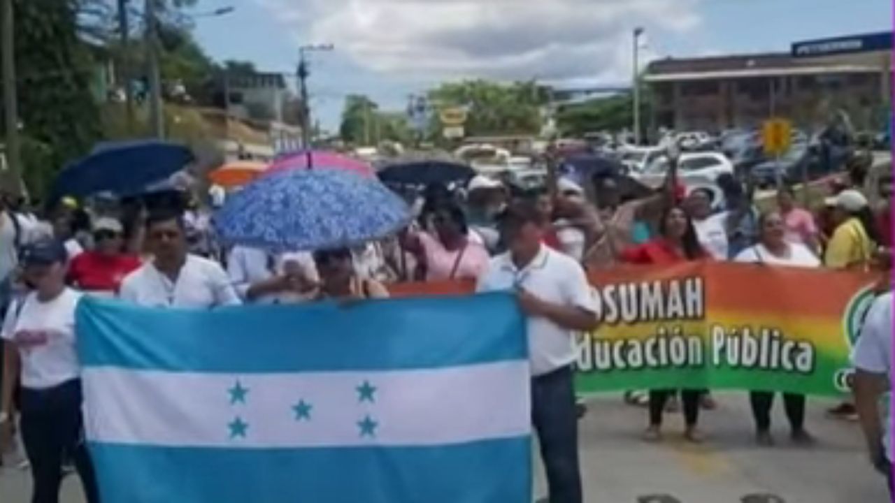 Maestros en Roatán inician paro indefinido exigiendo reajuste de zonaje