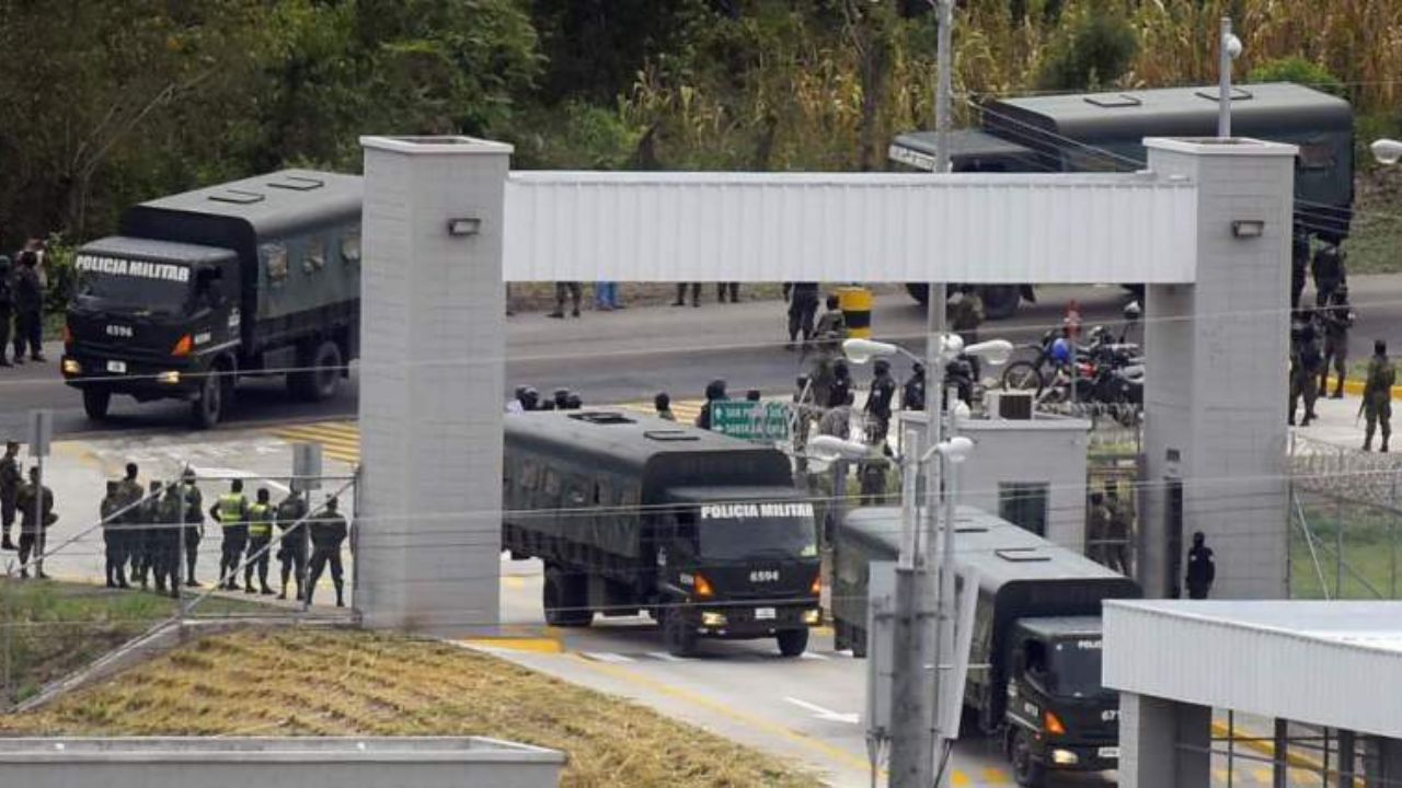 Policías penitenciarios abandonan sus puestos; exigen aumento salarial
