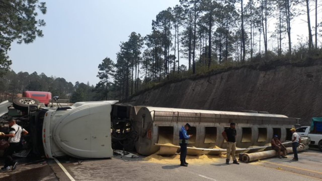 Rastra vuelca y obstruye la CA-5 en Siguatepeque por varias horas