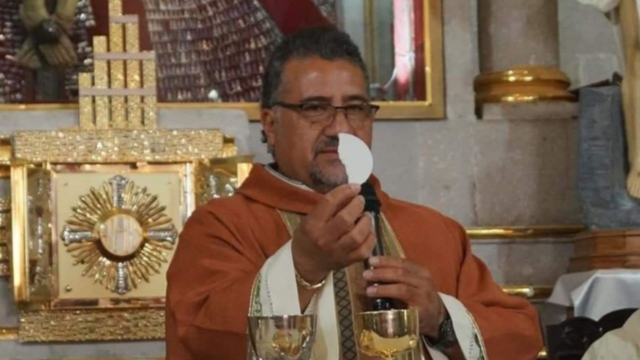 Piden por su eterno descanso; interceptan y matan a balazos a sacerdote