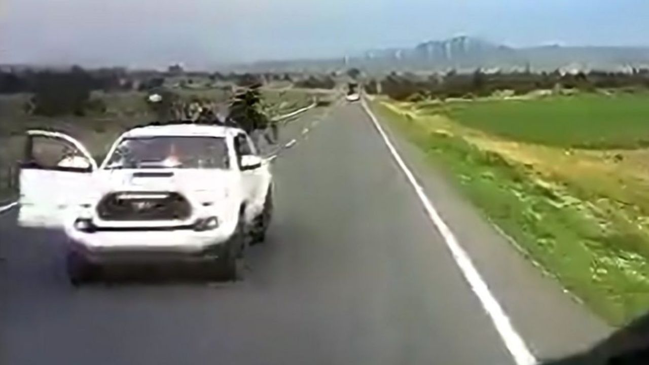 Imagen de Vídeo capta a sujetos armados en camioneta interceptar rastra en  carretera