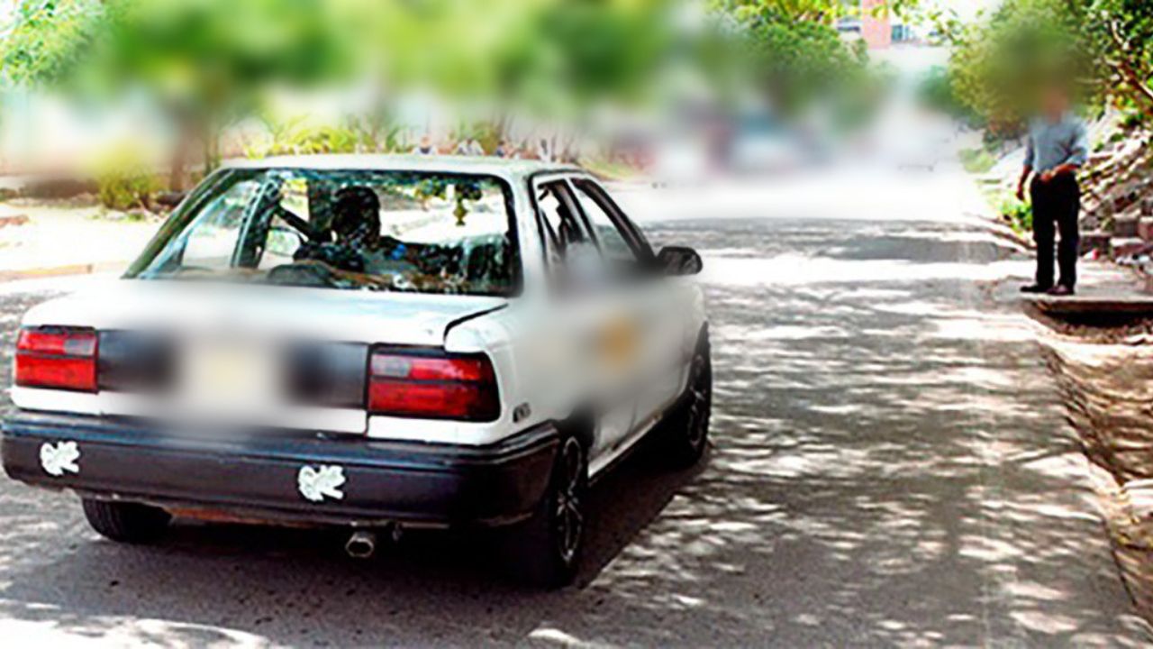 Taxista asalta a un joven y lo arrastra por la calle tras arrancar el vehículo