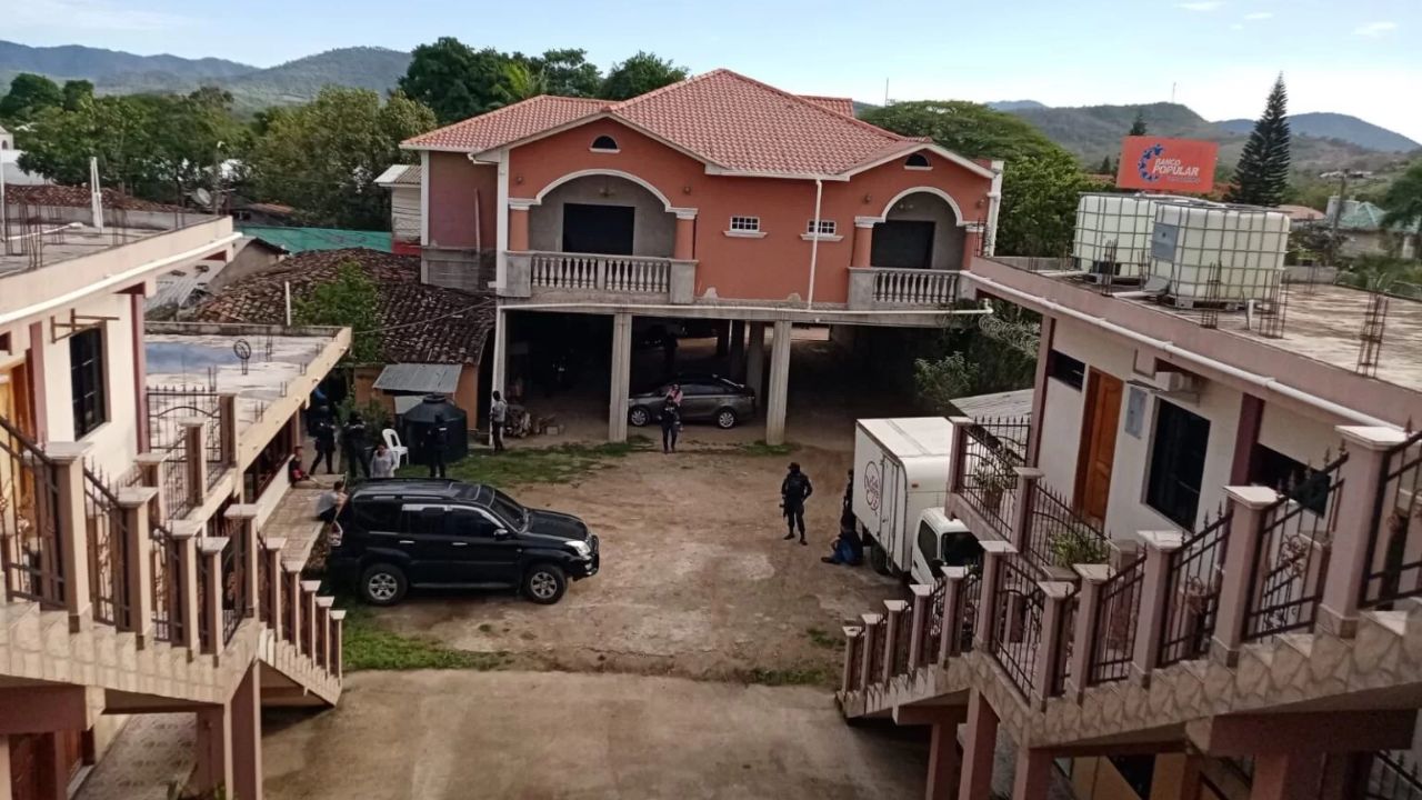 La Policía Nacional detuvo a los cinco integrantes de los Hermanos Arguelles tras allanamientos en San Esteban, Olancho. Foto: Proceso Digital