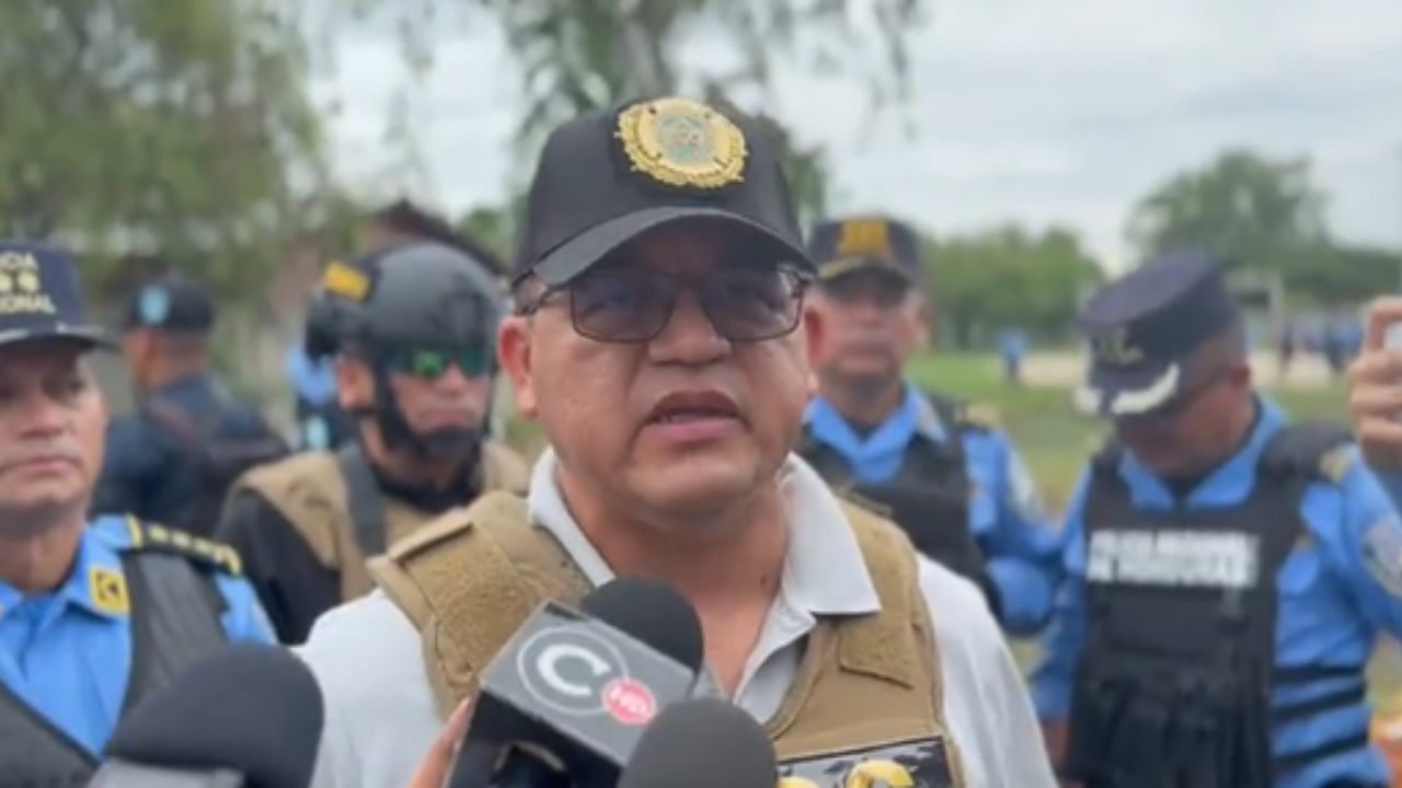 El general Héctor Gustavo Sánchez lidera la "Operación Candado", por la que se han realizado múltiples allanamientos en la zona norte del país. Foto: Captura de pantalla