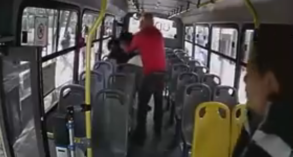 Los conductores no logaron ser separados. Foto: Redes sociales