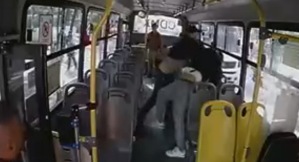 La pelea entre los choferes duró más de 35 segundos, aunque no se sabe si continuaron golpeándose. Foto: Redes sociales