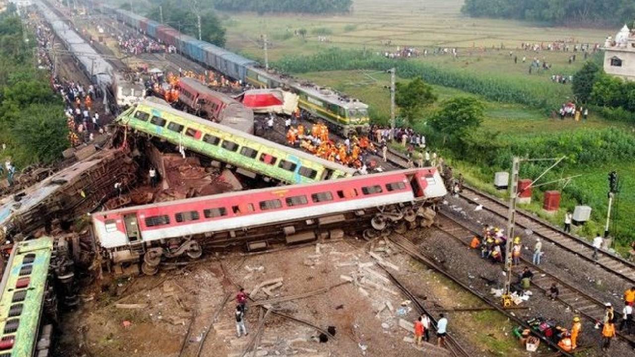 Imagen de India rebaja a 275 los muertos en el accidente de trenes