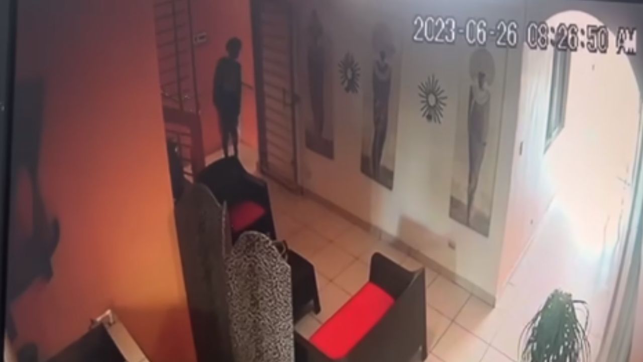Imagen de ¿Solo se llevó papeles? Captan a supuesto ladrón que entró a robar a un salón de belleza