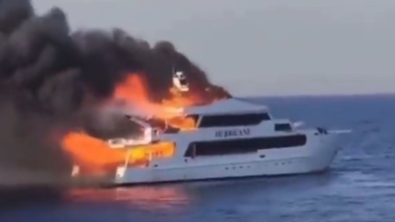 Imagen de VÍDEO: Barco se incendia en medio del mar con turistas abordo