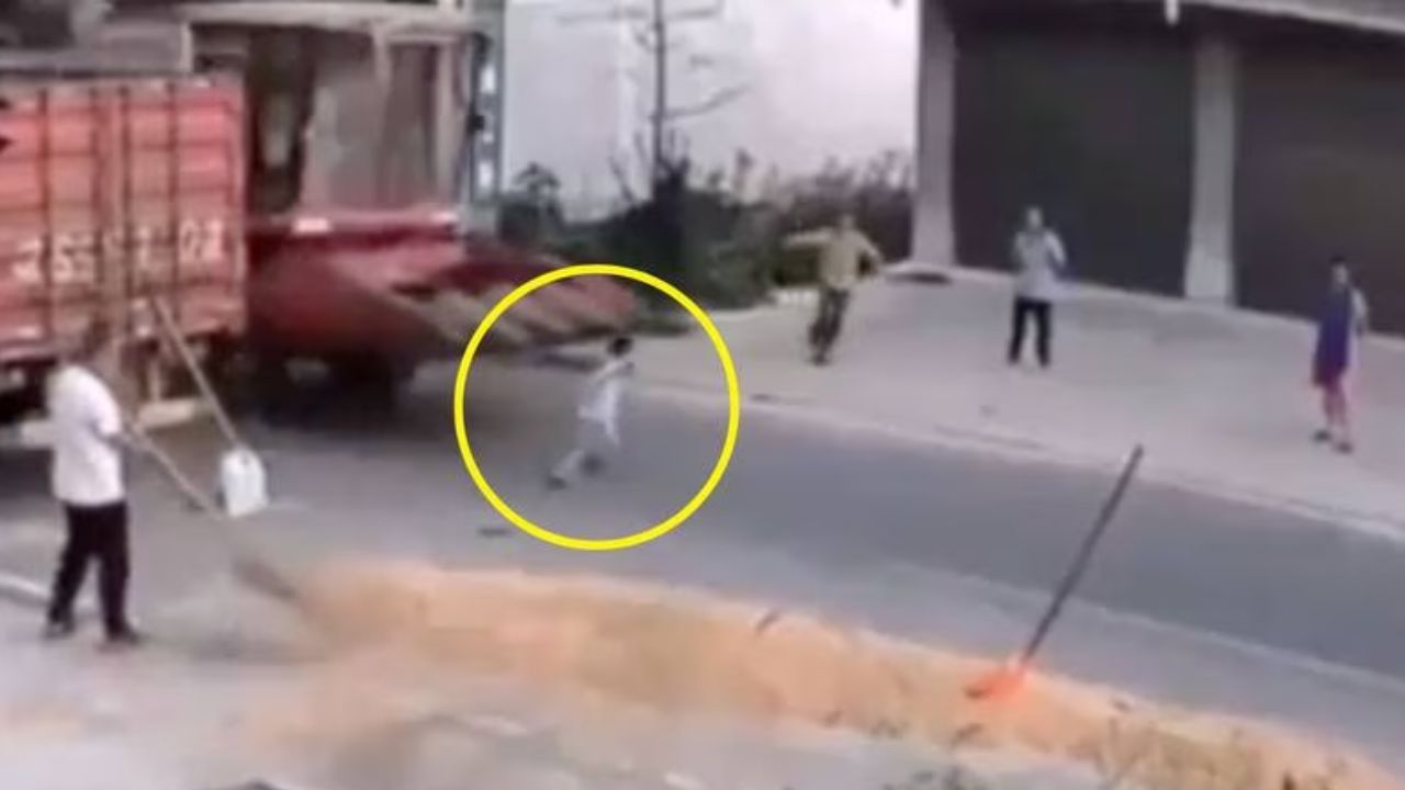Imagen de VIDEO: camión de construcción atropella a niño que corrió sin fijarse ¿murió?