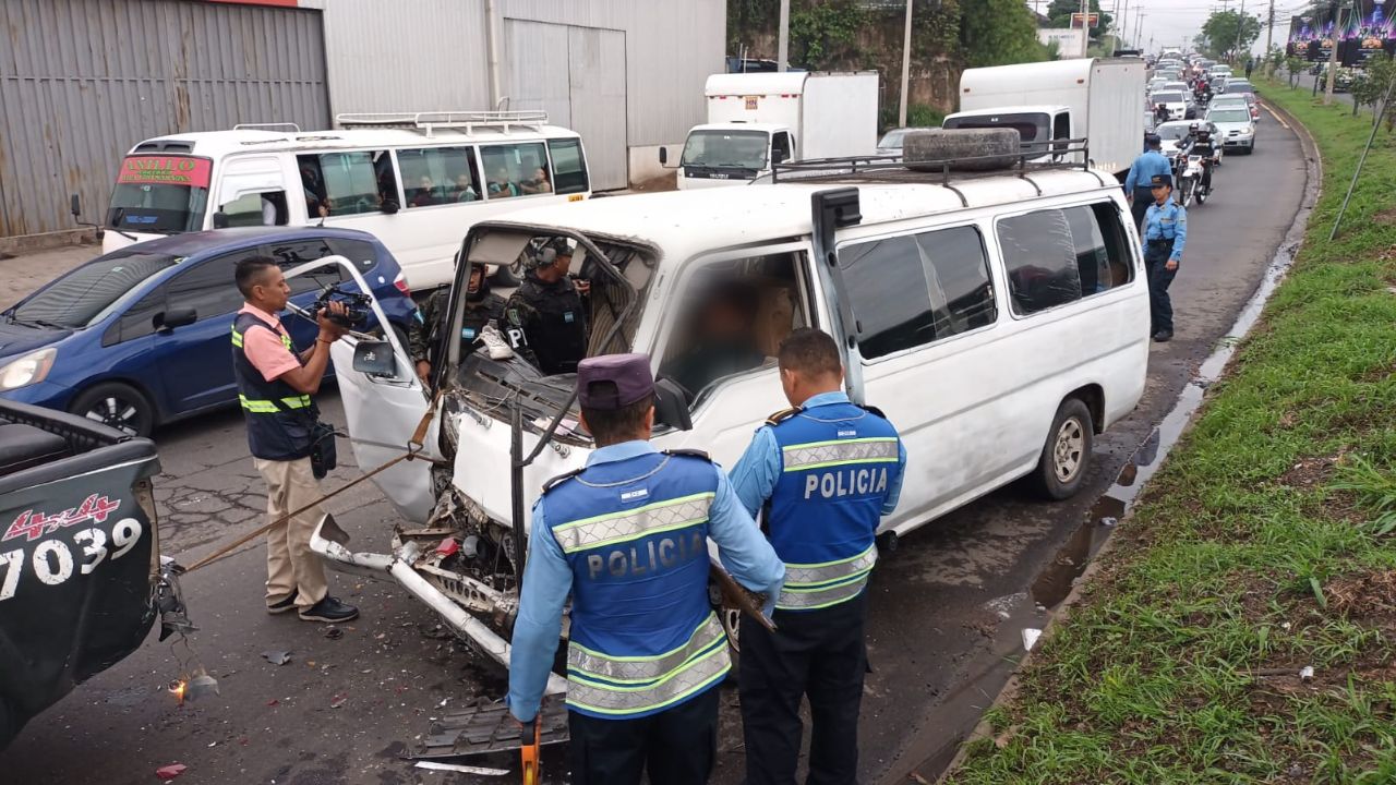 Bus escolar impacta contra patrulla de la PMOP; una persona quedó atrapada entre amasijos de hierro
