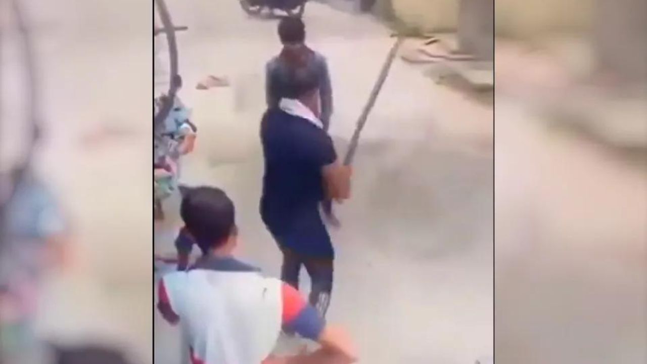 VÍDEO: Hombre da ejemplar castigo a otro que lanzó a perrito contra el suelo
