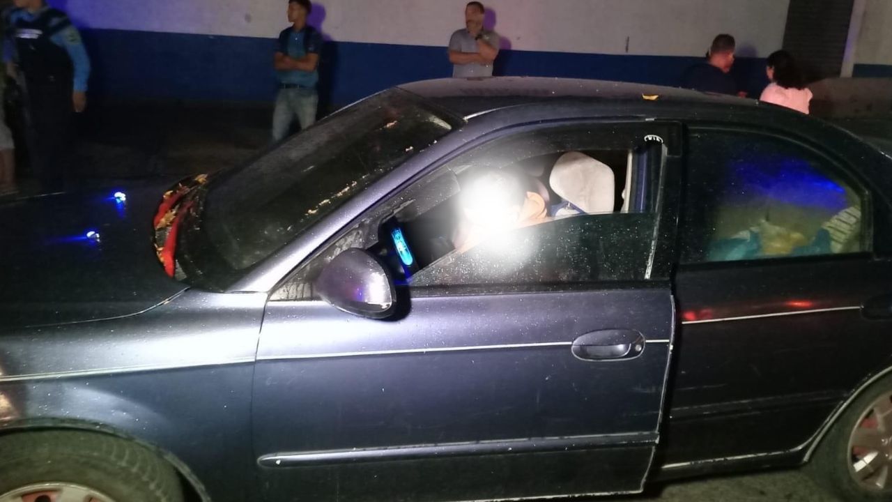 Frente a su familia y en su vehículo acribillan a hombre en San Pedro Sula