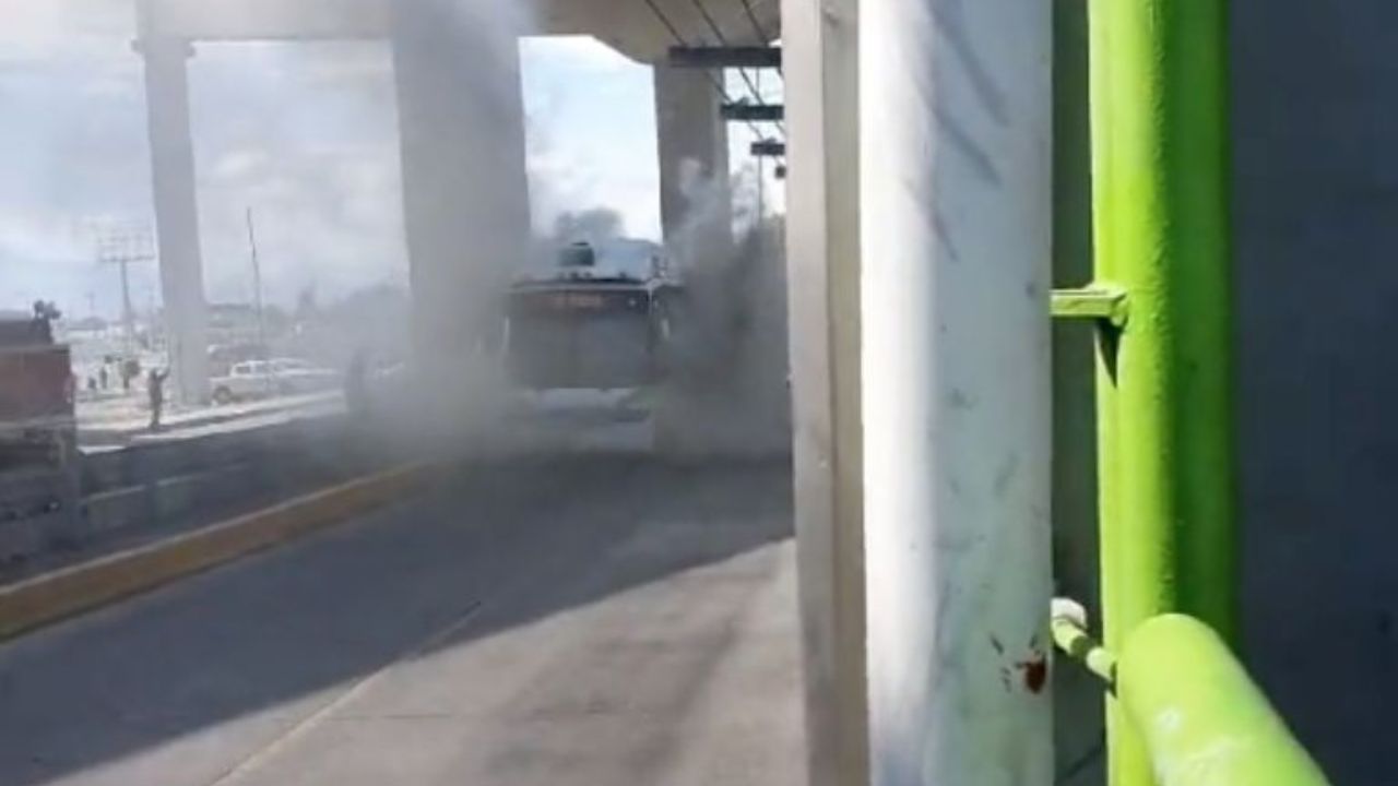 Imagen de VÍDEO: En incendio termina accidente entre autobús y motocicleta