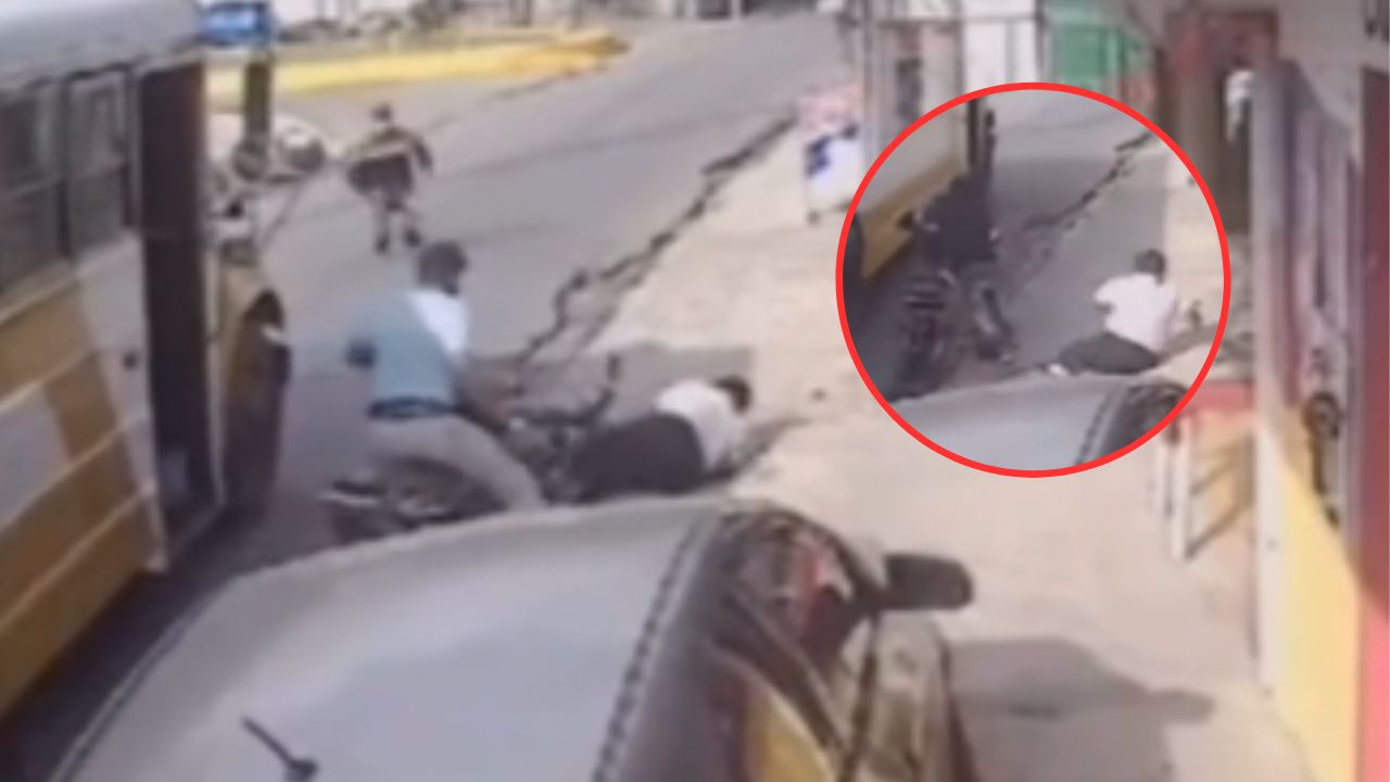 VIDEO: Mujer se cae de su moto y un ladrón aprovecha para robársela