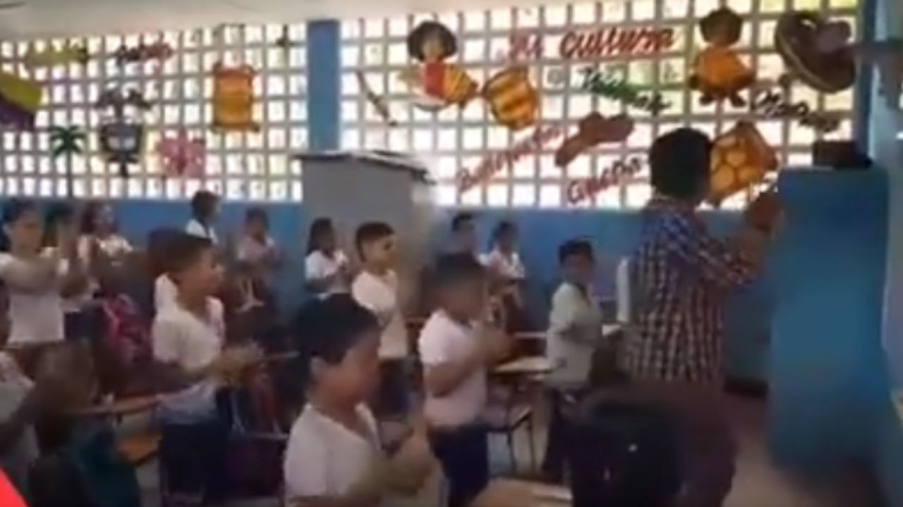 VIDEO: Maestra se hace viral al bailar con con sus alumnos en el salón de clases