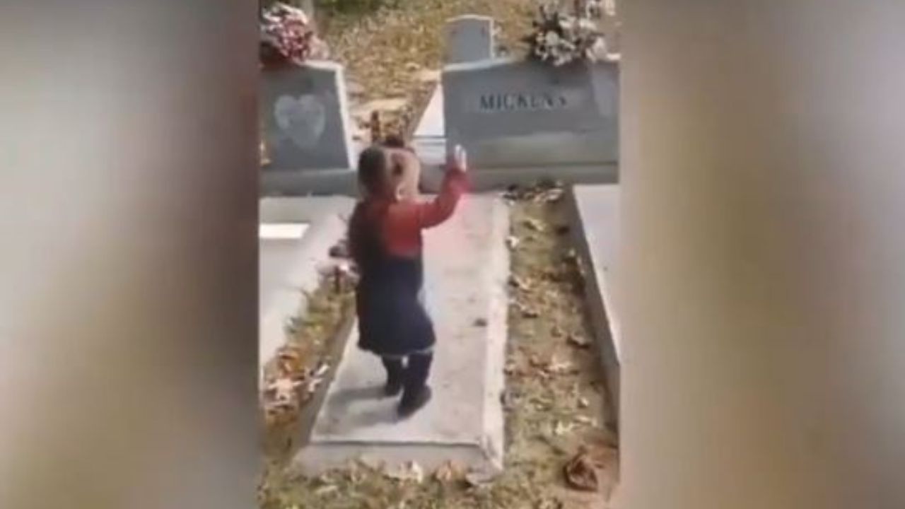 Imagen de VÍDEO: ¿Miró algo?, captan extraña actitud de niña de un año en cementerio