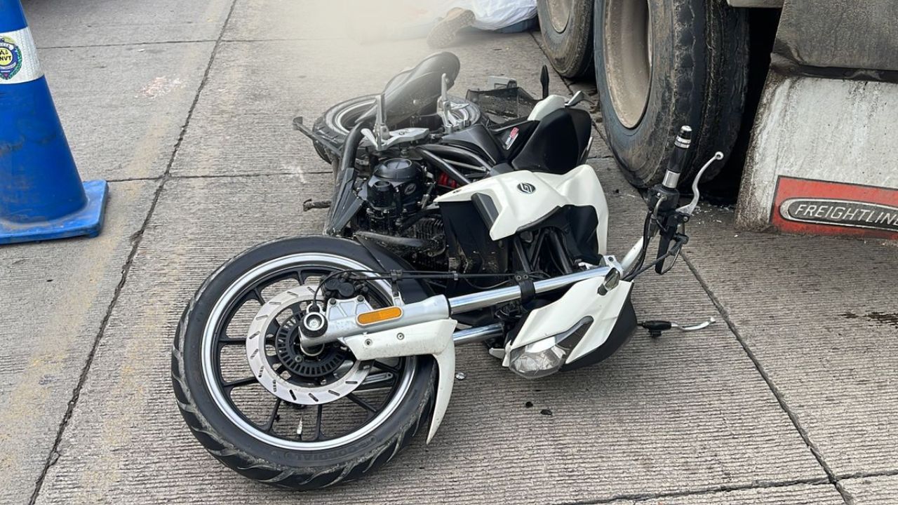 Motociclista muere al impactar con una rastra en la carretera al sur de Honduras