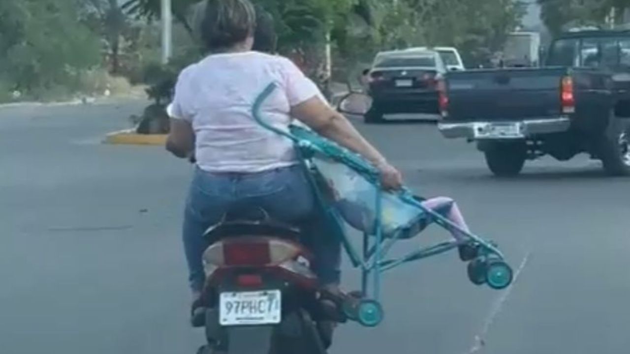 Imagen de Fuerte crítica a mujer en moto y sin casco que lleva a su hija en una carriola