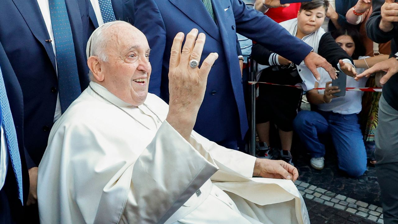 'Estoy todavía vivo': Papa Francisco recibe alta médica, luego de su operación
