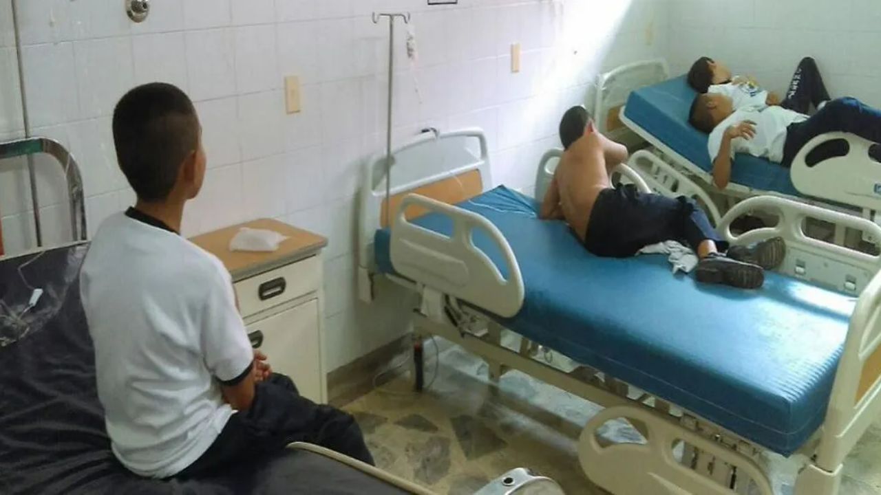 Profesora será investigada por rociar veneno a sus alumno; 'creía que era alcohol'