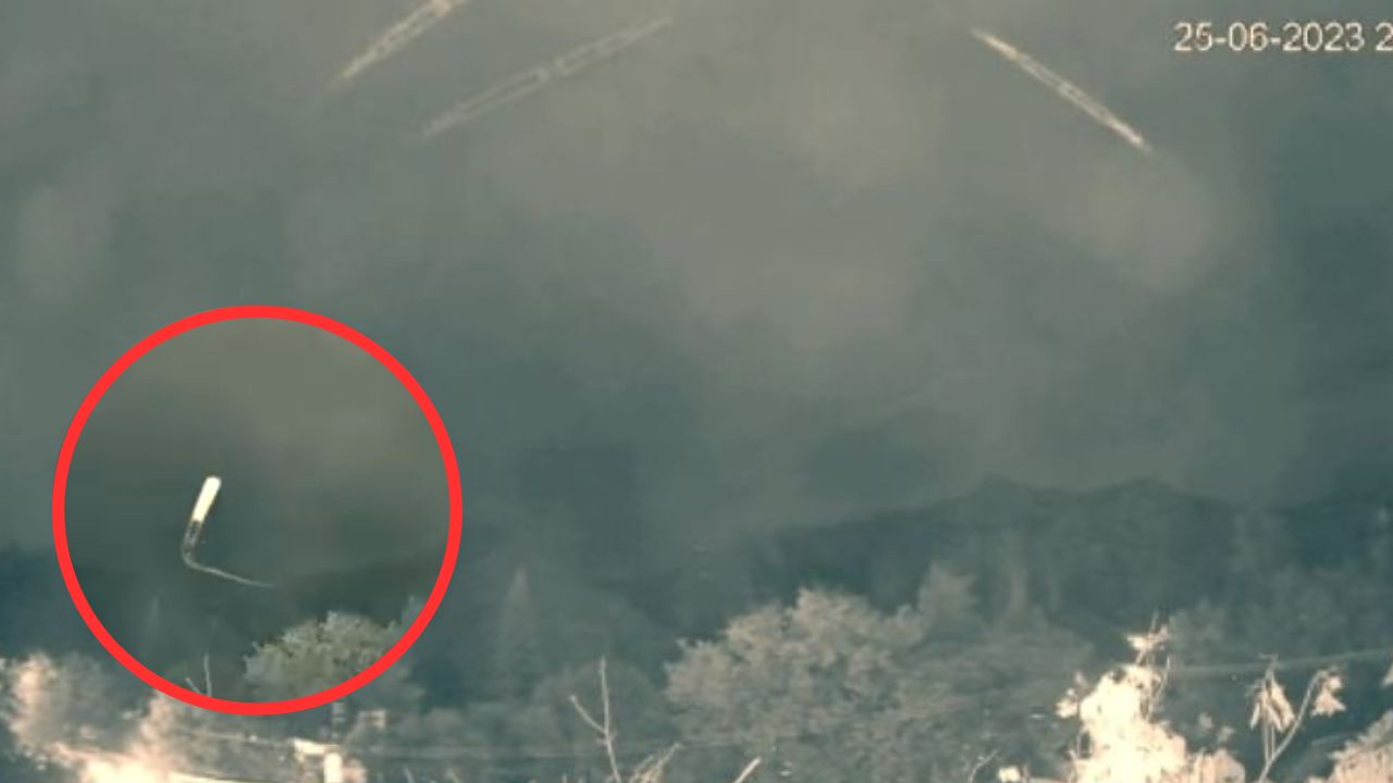 Imagen de ¿OVNI? Captan extraña figura luminosa y veloz en el cielo